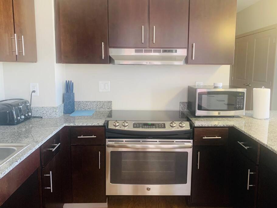 King Size In Heart Of Downtown Apartment *